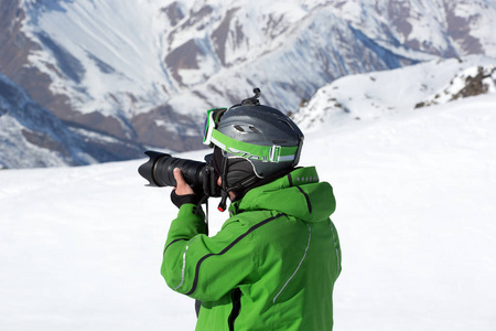 滑雪者用专业相机拍摄山