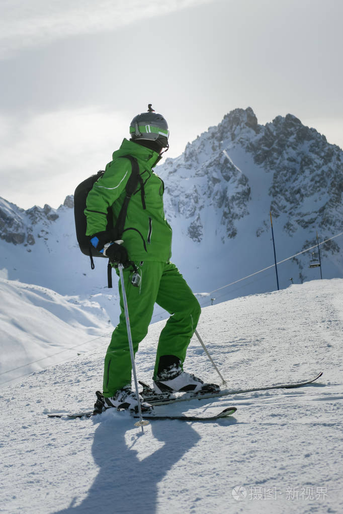 男滑雪者在山顶放松