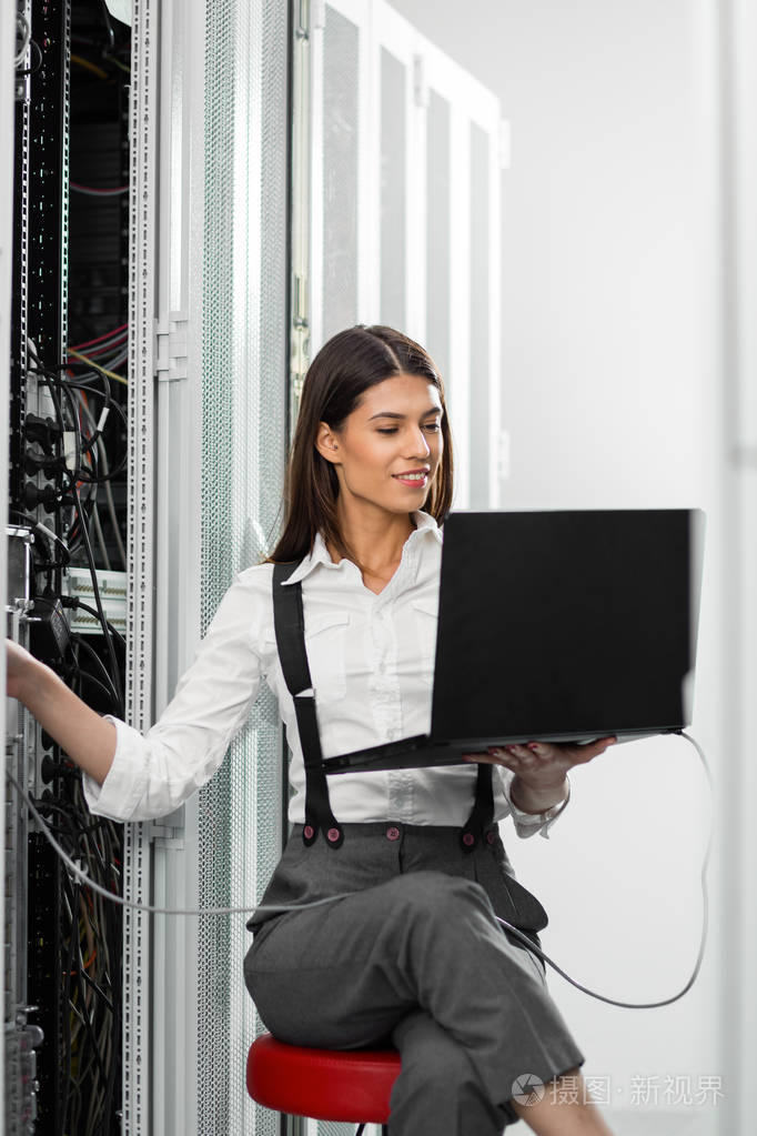 服务器机房内手提电脑技师画像