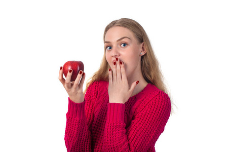 漂亮的金发女郎, 手里拿着红苹果, 白色背景