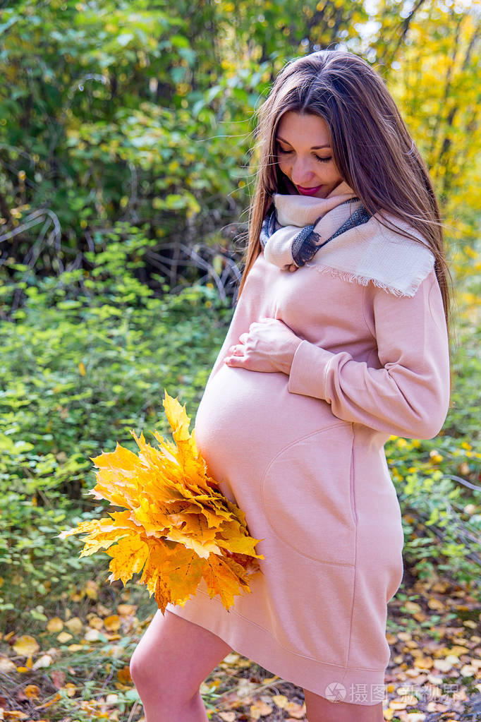 孕妇在公园散步