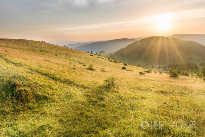 夕阳西下 山林绿草 艳阳高照照片 正版商用图片10egc8 摄图新视界