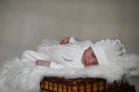 刚出生的婴儿躺在毯子上