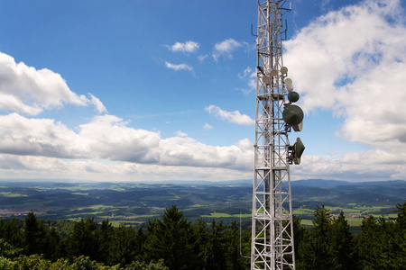 背景多云蓝天数字通信和加密安全概念的山区电信塔上的天线和发射机