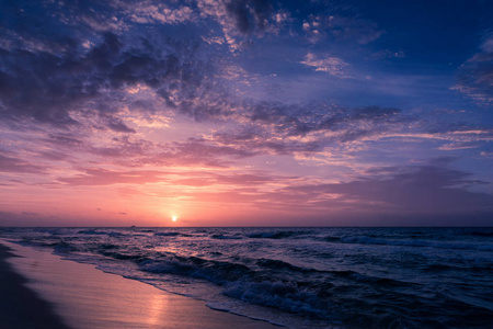 自然在暮色中, 日出或日落在海面上与沙滩椅.