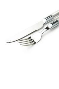 白色背景上的金属叉子和刀