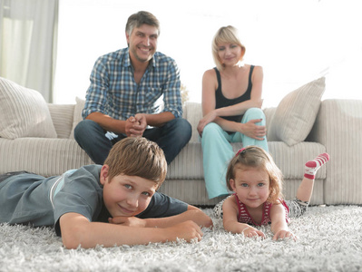 幸福的家庭，一起坐在客厅里的肖像