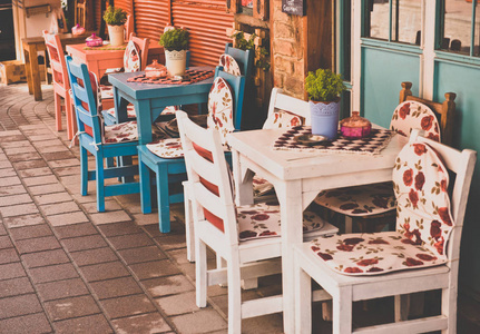 复古复古风景的糊状咖啡店与木制桌子和椅子在巴拉特老城伊斯坦布尔土耳其。 户外咖啡馆。 照片复古形象风格。伊斯坦布尔火鸡
