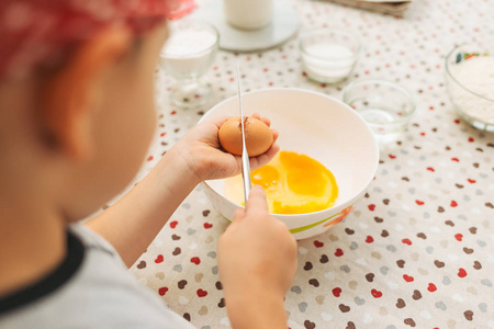 孩子打碎蛋入碗照片