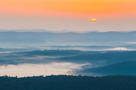 在 bieszczady 山，波兰，欧洲的雾景观