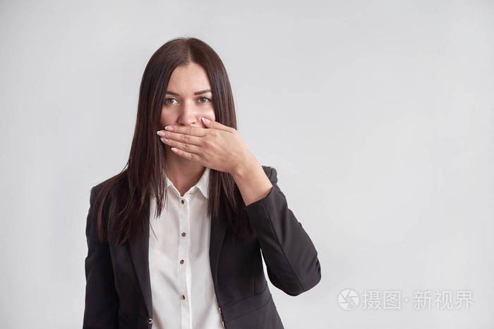 穿西装的女人堵住她的嘴企业合规概念