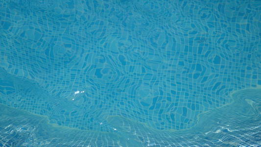 在泳池里自然闪亮蓝色水