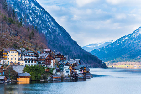 Hallstat 镇在湖和山, 在晴朗的春天天的看法