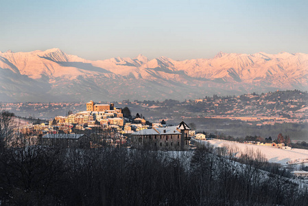 Roddi 城堡和山在意大利北部, 冬天, langhe reg