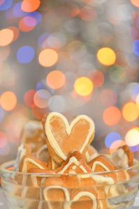 五颜六色的曲奇饼在心脏形状。情人节曲奇饼背景