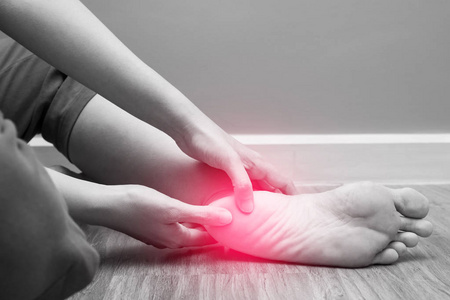 女性足跟痛伴红斑，足底筋膜炎