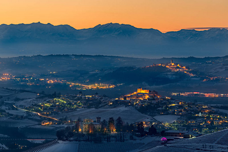 蓝 Langhe 地区冬季广角全景图