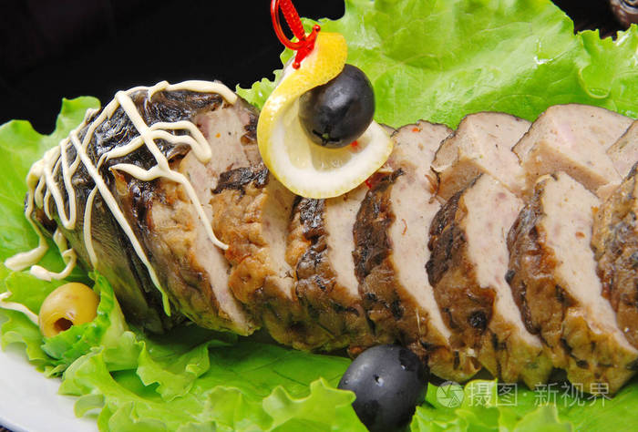 加柠檬馅的鱼生菜片上的橄榄