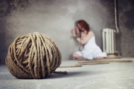 绑着手的女人被围巾勒死了图片