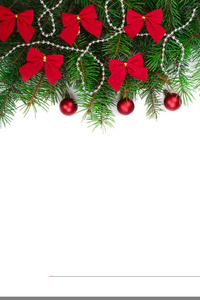 圣诞背景与球和装饰品隔离在白色与复制空间为您的文本。顶部视图