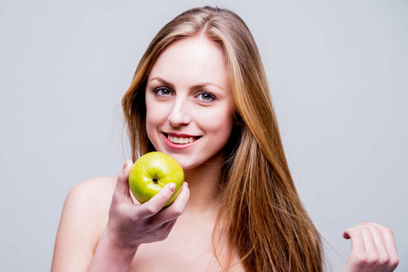 画室肖像美丽的白种人女人与苹果。