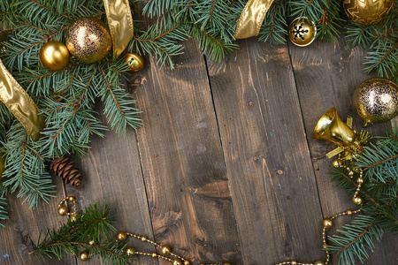 木制桌子上有冷杉枝的圣诞装饰品