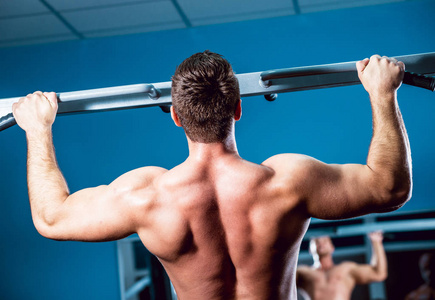 强壮的肌肉男在健身房锻炼图片