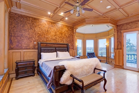 欢迎豪宅卧室与质朴的木箱天花板