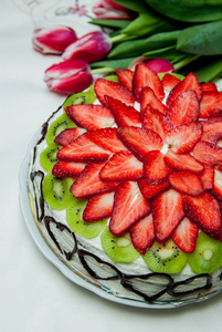 草莓和猕猴桃的海绵蛋糕