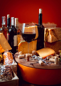 木制桌子上有奶酪和葡萄酒