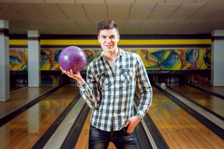 年轻的白种人在保龄球俱乐部玩图片