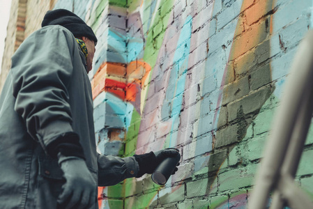 街头艺术家在墙上画彩色涂鸦