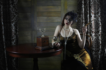 三十年代末美丽的二十世纪三十年代女孩抽烟照片