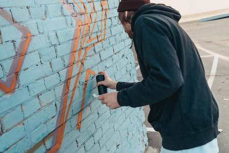 街头艺术家在建筑墙上画彩色涂鸦