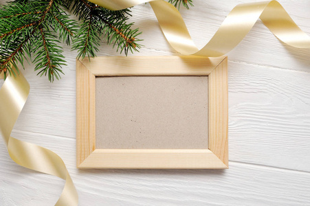 样机圣诞贺卡顶部视图和木框架, flatlay 在一个白色的木质背景与丝带, 与地方为您的文本