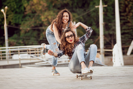 两个女孩在户外玩滑板