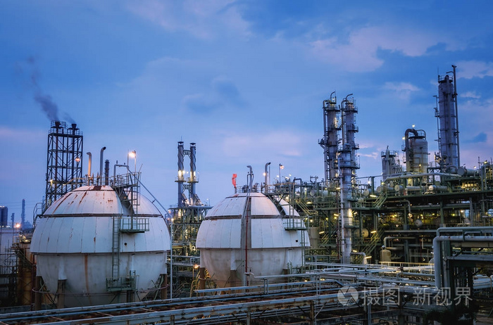 石油化工厂或石油天然气精炼厂,晚上有蓝天黄昏的储气罐