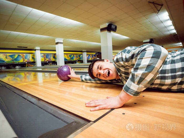 年轻的白种人在保龄球俱乐部玩