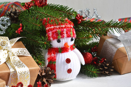 白色新年相片背景与雪人和装饰