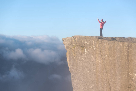 关于岩石 Preikestolen，挪威的女孩