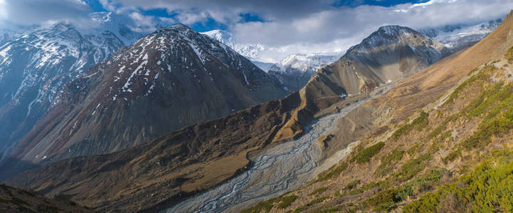 Tilicho 湖，到达喜马拉雅山在云层中的路径