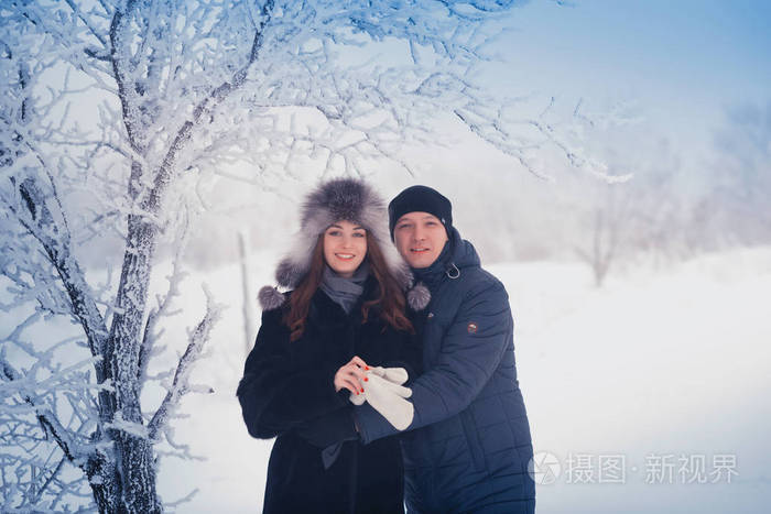 雪情故事冬季魔术. 霜冻街道上的男人和女人.