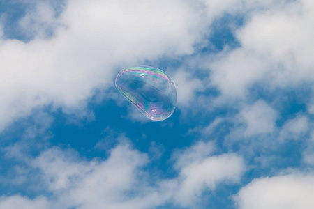 漂浮在天空中的肥皂泡。