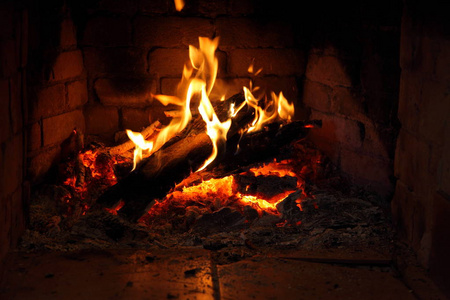 壁炉砖制壁炉，里面有烧柴火