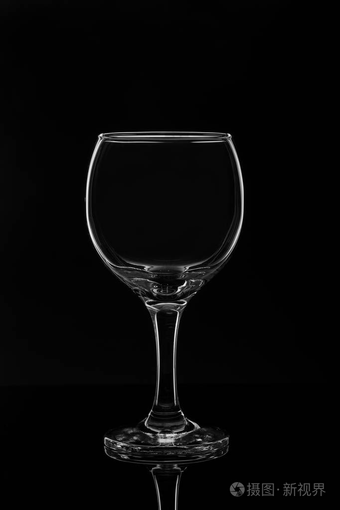 黑色背景上的空酒杯