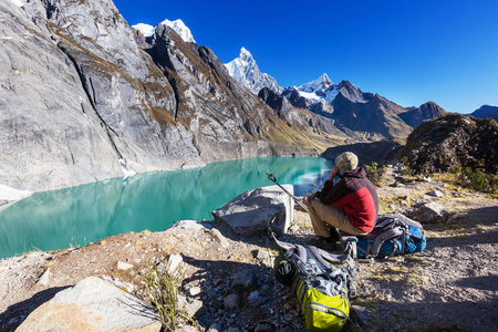 秘鲁Cordillera山的徒步旅行场景