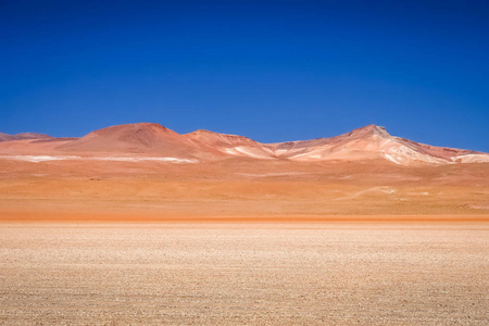 玻利维亚高原干燥荒凉的景观
