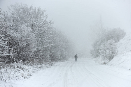 冬天下雪的时候，人们在雪道上孤独的身影