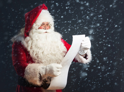 圣诞老人在黑暗背景下读信