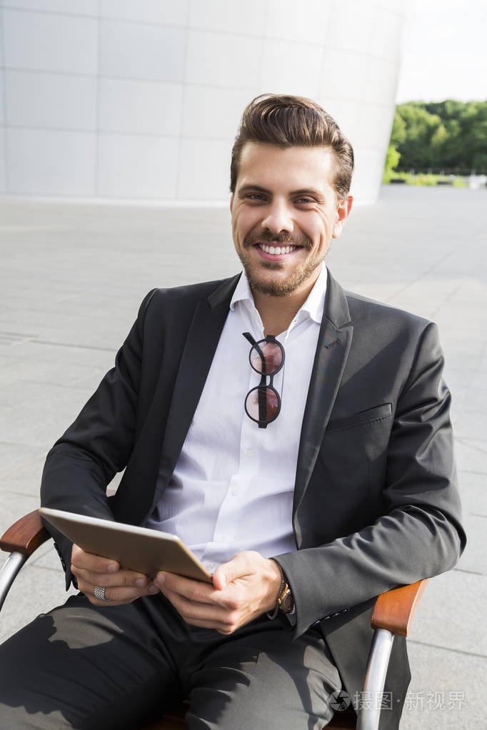 男商人或黑西装工人坐在椅子上